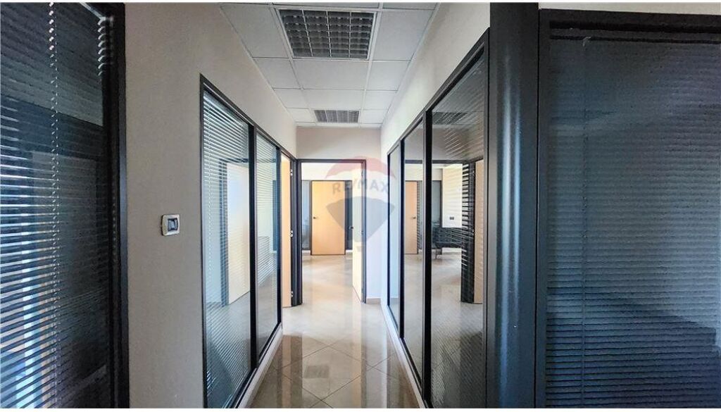 Zyrë - Për Qira - Sheshi Nënë Tereza, Tiranë