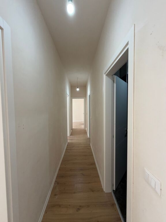 📣 SHITET Apartament 3+1+2 📍 Komuna e Parisit ✨   🏢 Ndertim i Ri  🪜 Kati 4 (Me Ashensor)  📐 Siperfaqe Totale 124.8 m2  ▪️ 2 Tualete  ▪️ Depo  ▪️ Ballkon   💶 Cmimi 400.000 Euro