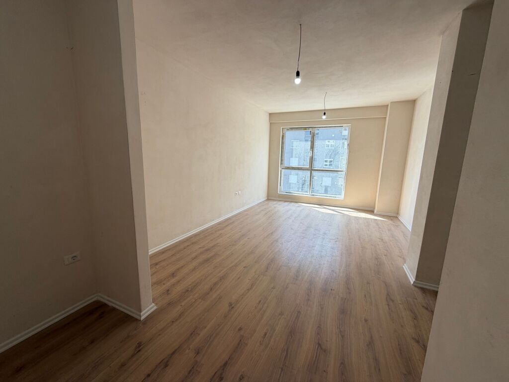 📣 SHITET Apartament 3+1+2 📍 Komuna e Parisit ✨   🏢 Ndertim i Ri  🪜 Kati 4 (Me Ashensor)  📐 Siperfaqe Totale 124.8 m2  ▪️ 2 Tualete  ▪️ Depo  ▪️ Ballkon   💶 Cmimi 400.000 Euro
