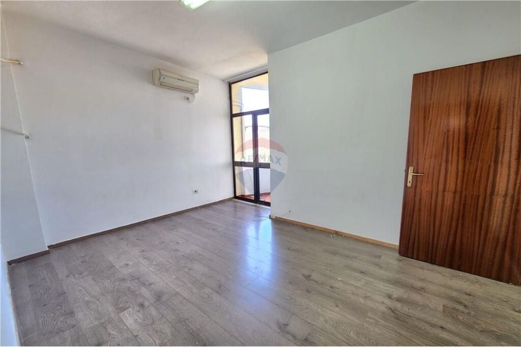 - Jepet Zyre me qira  buze rruge kryesore ne Bllok