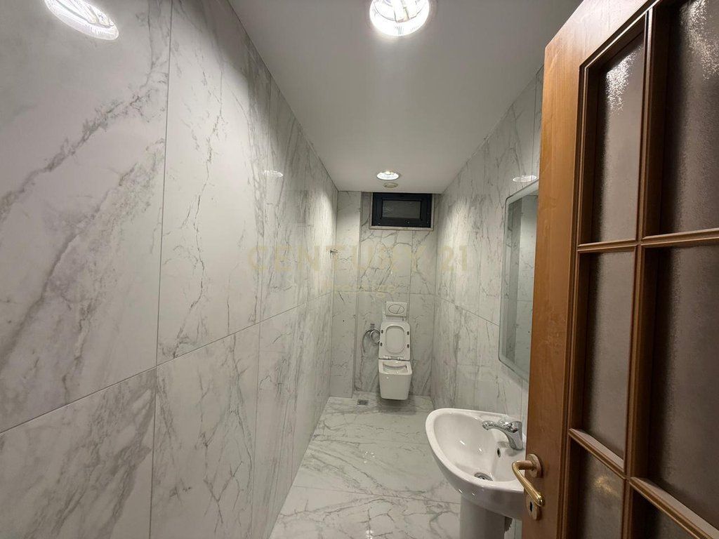 AMBIENTE COMMERCIALE/UFFICIO IN AFFITTO, VIA ELBASANI, TIRANA