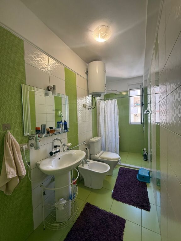 Shitet apartament 2+1+2 tualete te Rruga e Bogdaneve