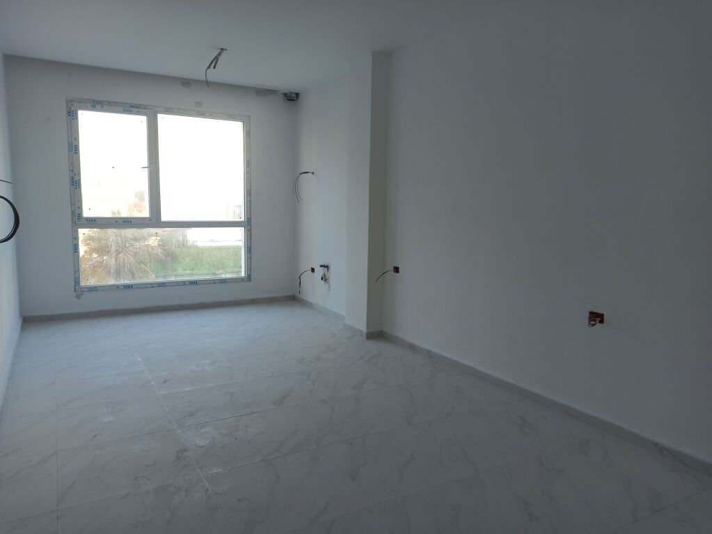 Shitet Studio në Golem 300m nga deti