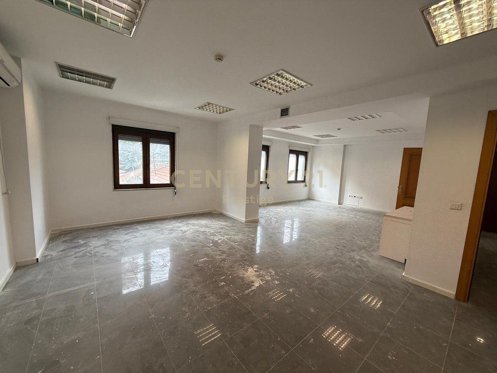 AMBIENTE COMMERCIALE/UFFICIO IN AFFITTO, VIA ELBASAN, TIRANA!