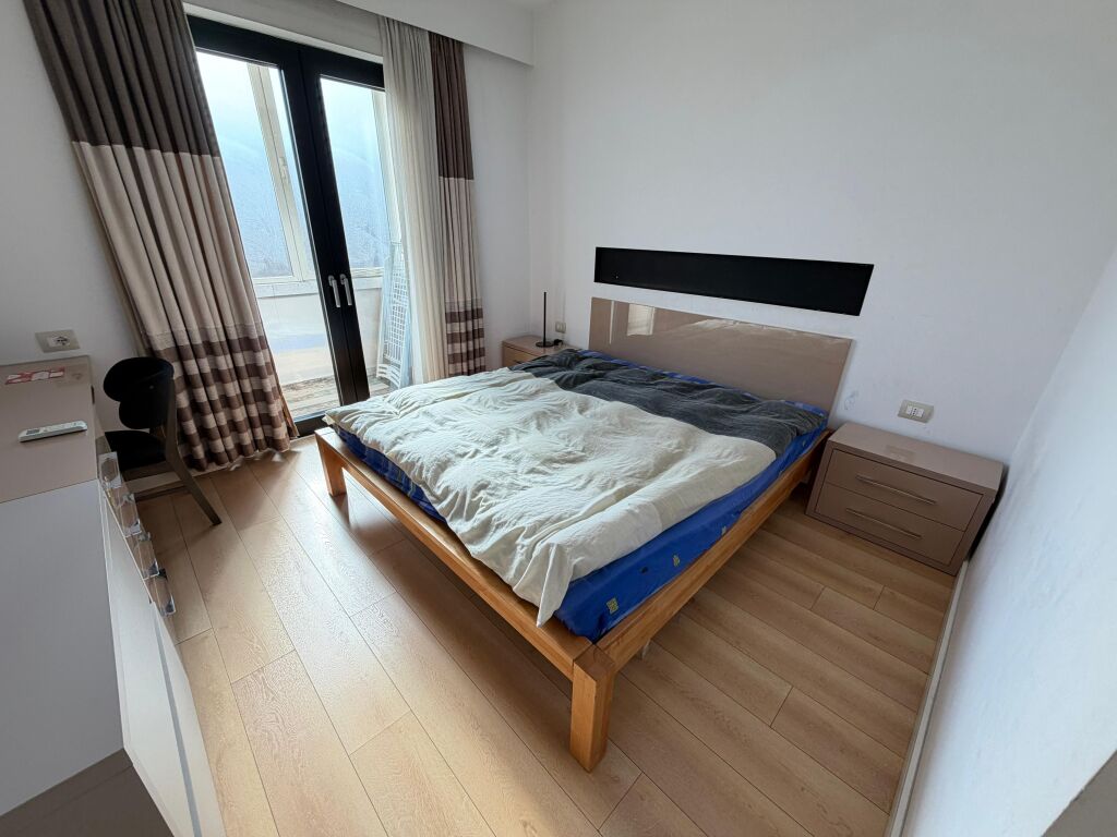 🏡 Shitet Apartament 3+1+2 me 2 ballkone 📍 Qendër Tiranë, Mine Peza (Kafe Flora)  📐 104 m² neto në hipotekë 🏢 Kati 5 (i fundit, pa ashensor) 🛁 2 tualete 🌇 2 ballkone ☀️ Orientim perëndim  📍 Lokacion premium, në zemër të Tiranës 💳 Mundësi blerje me kredi  💶 Çmimi: 245,000€   