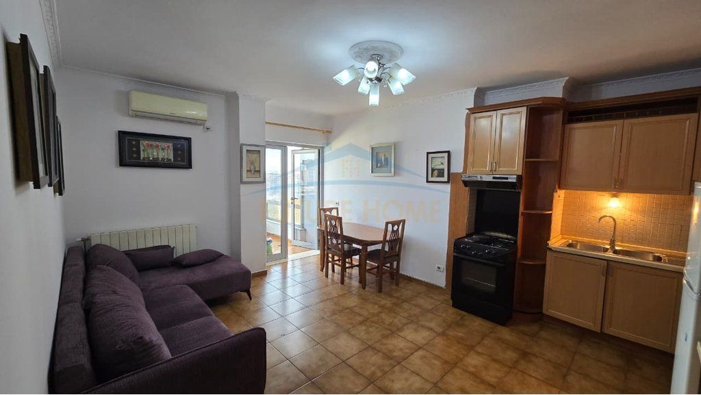 Affitto, Appartamento 1+1, Palazzo con freccia