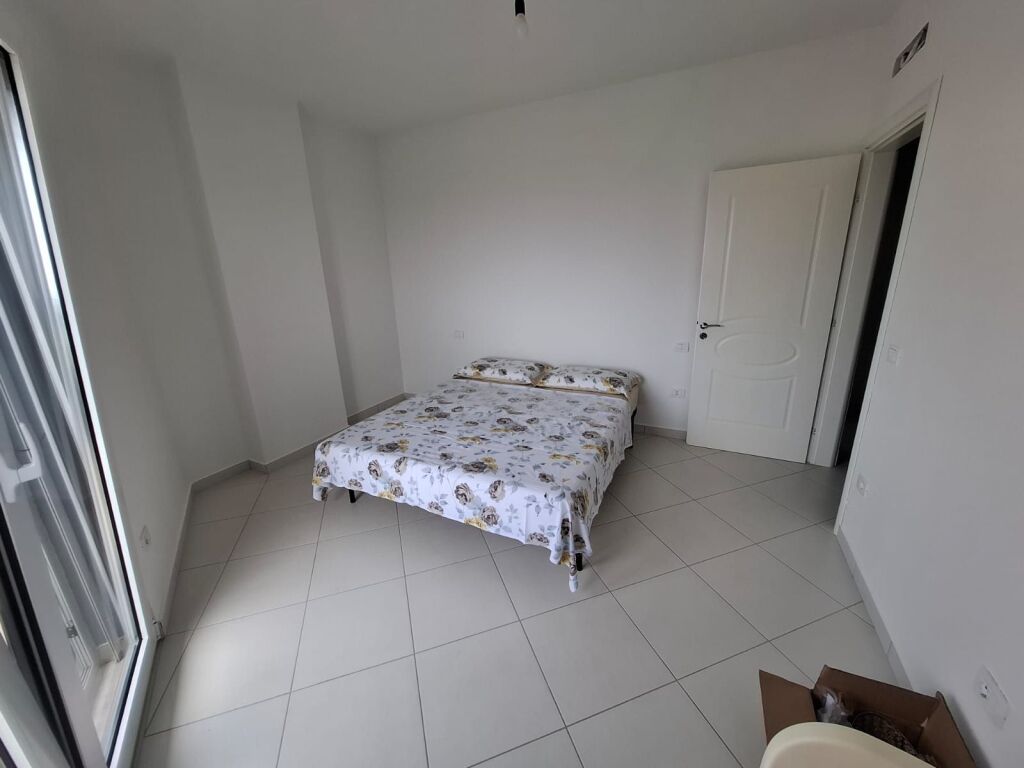 Shitet apartament me qera 2+1 +1 garazhd