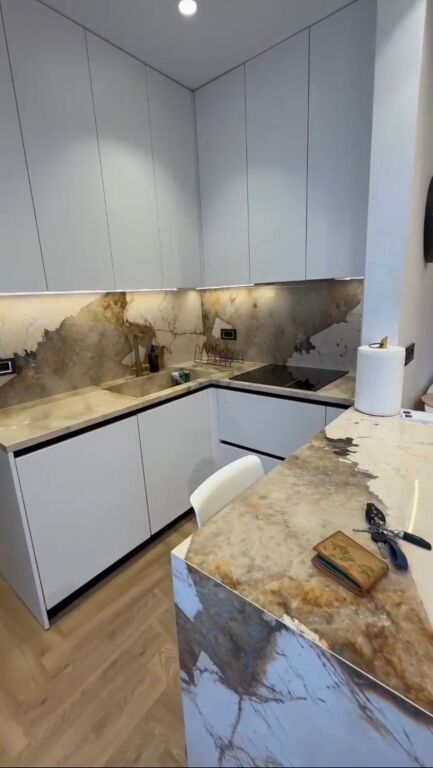 Shitet Apartament 2+1+2 lluksoz Liqeni i thate