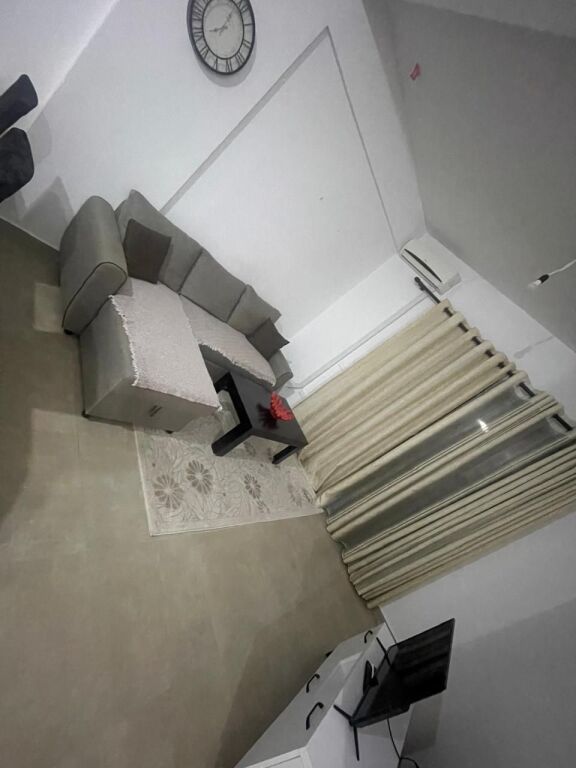 Jepet me qira apartament 1+1 Fusha e Aviacionit 550 mije leke