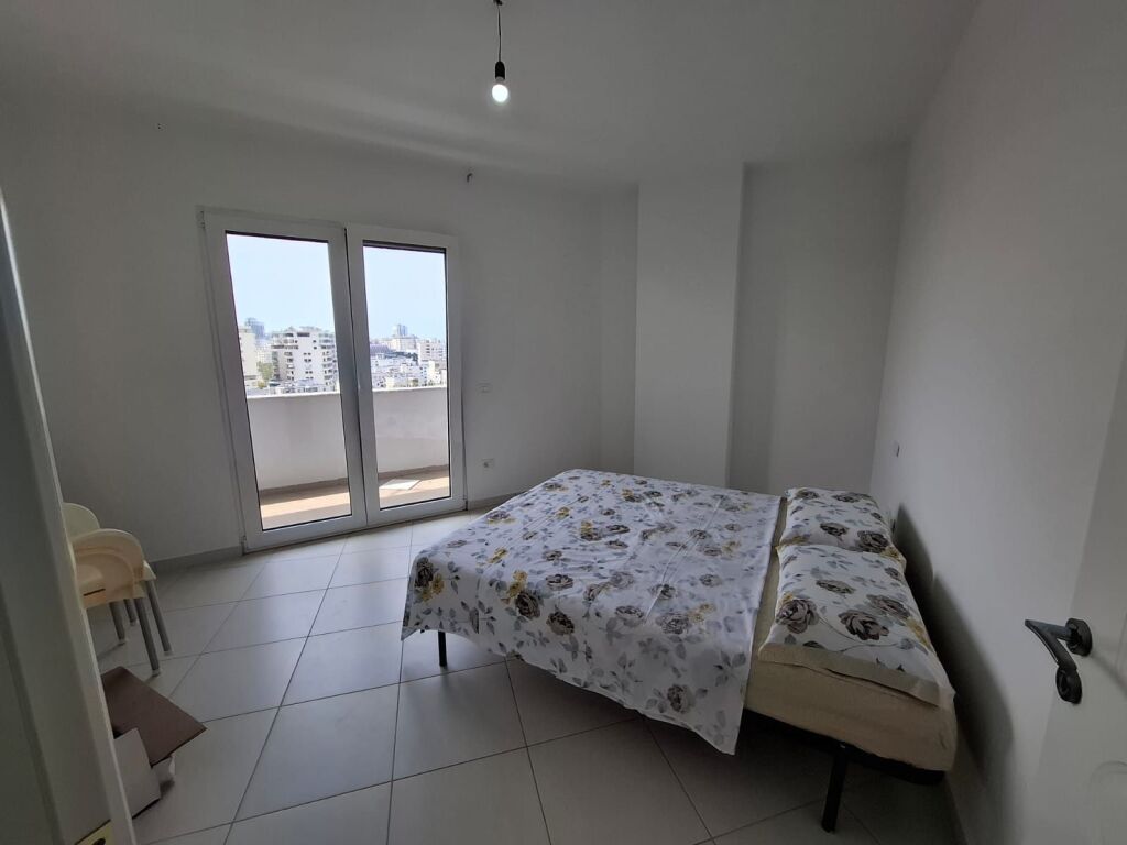 Shitet apartament me qera 2+1 +1 garazhd