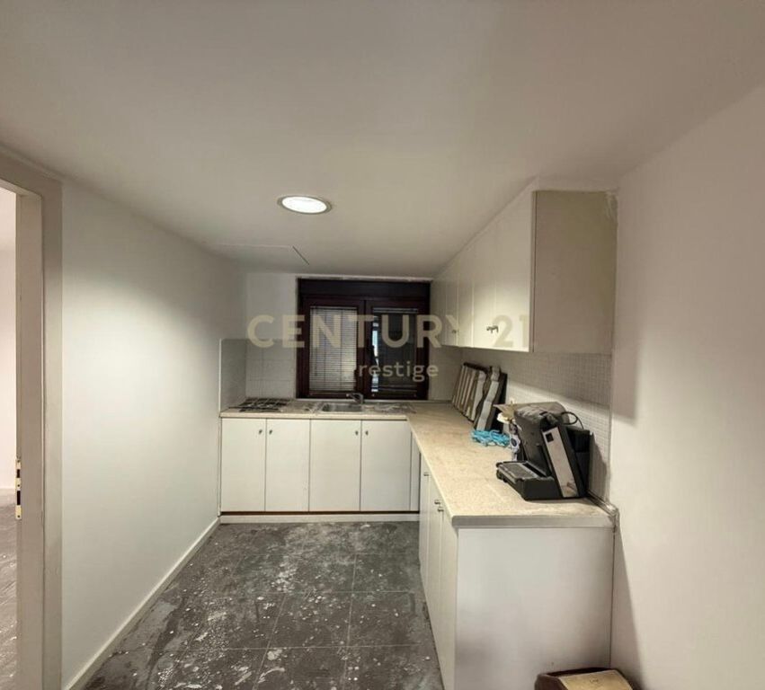 AMBIENTE COMMERCIALE/UFFICIO IN AFFITTO, VIA ELBASANI, TIRANA! 3.000 € /Mese