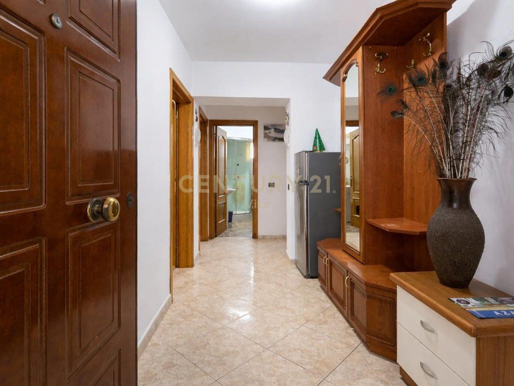 APARTAMENT ME QIRA 2+1 PRANE SPITALIT AMERIKAN , LAGJIA 18 , DURRES !!