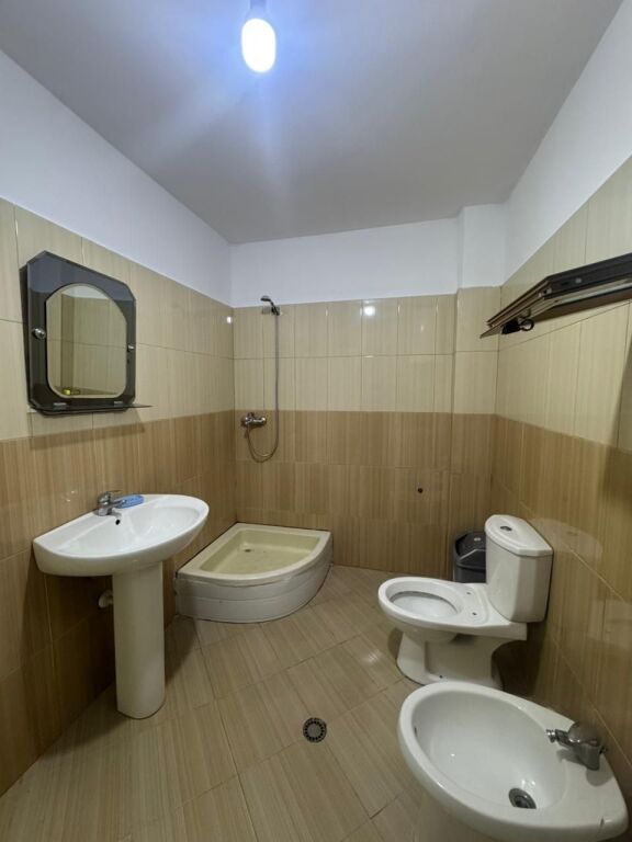 🏠JEPET ME QIRA Hyrje 2+1 ne Vile private 📍5 Maji  🏢Kati i 1 💶Cmimi: 45.000 Leke/Muaj