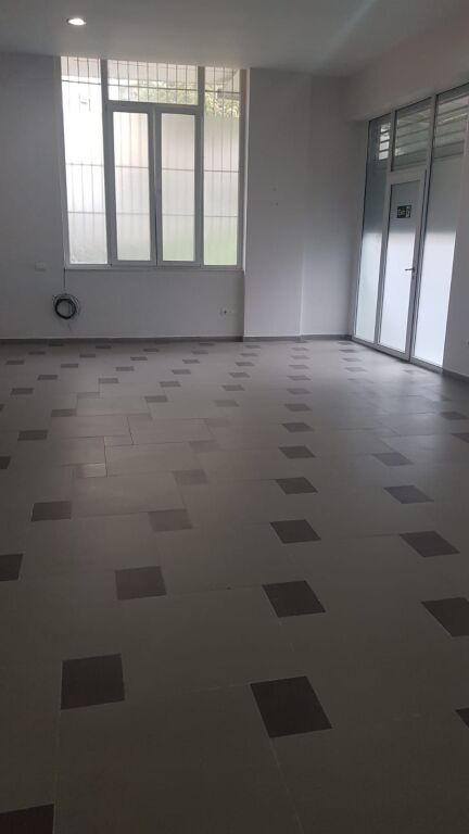 🏢 Negozio in Vendita a Ali Dem – Posizione Strategica