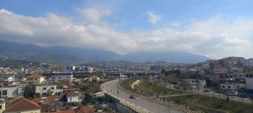 Apartament 1+1+ parkim per qira ne Rrethi i Shkozes !