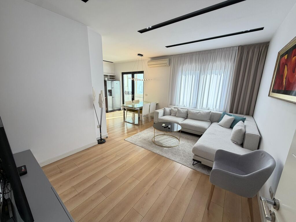 🏡 Shitet Apartament 3+1+2 me 2 ballkone 📍 Qendër Tiranë, Mine Peza (Kafe Flora)  📐 104 m² neto në hipotekë 🏢 Kati 5 (i fundit, pa ashensor) 🛁 2 tualete 🌇 2 ballkone ☀️ Orientim perëndim  📍 Lokacion premium, në zemër të Tiranës 💳 Mundësi blerje me kredi  💶 Çmimi: 245,000€   
