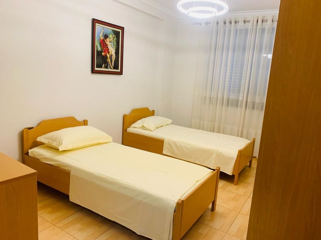 AFFITTASI APPARTAMENTO 2+1+2 AL 21 DHJETORI 800 EURO