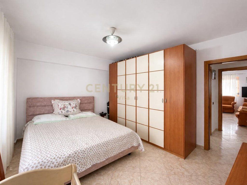 APARTAMENT ME QIRA 2+1 PRANE SPITALIT AMERIKAN , LAGJIA 18 , DURRES !!