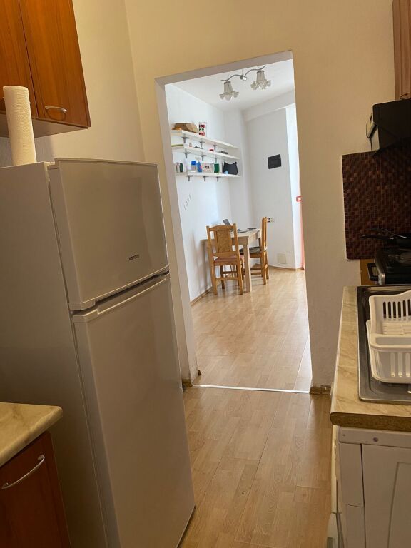 Garsoniere perball Delijorgjit