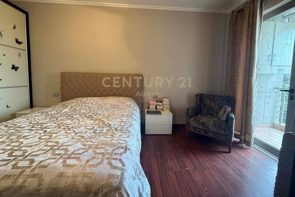 Shitet apartament 2+1+2 tualete në zonën e Oxhakut