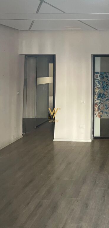 UFFICIO 180 M2 IN AFFITTO A BLLOKU 3.000 EURO