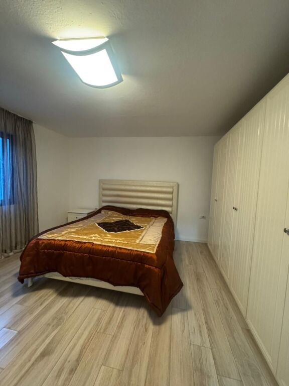 🏠JEPET ME QIRA Hyrje 2+1 ne Vile private 📍5 Maji  🏢Kati i 1 💶Cmimi: 45.000 Leke/Muaj