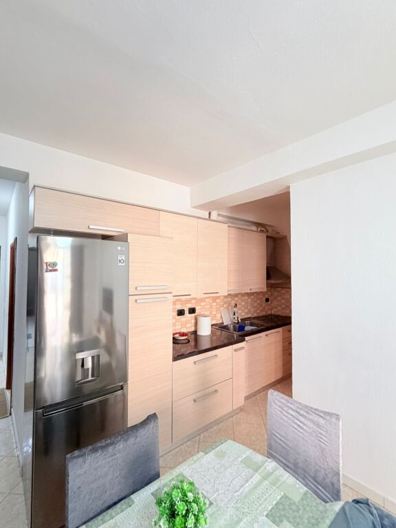 AFFITTASI APPARTAMENTO 1+1 VICINO ALLA STAZIONE DEI TRENI, DURAZZO