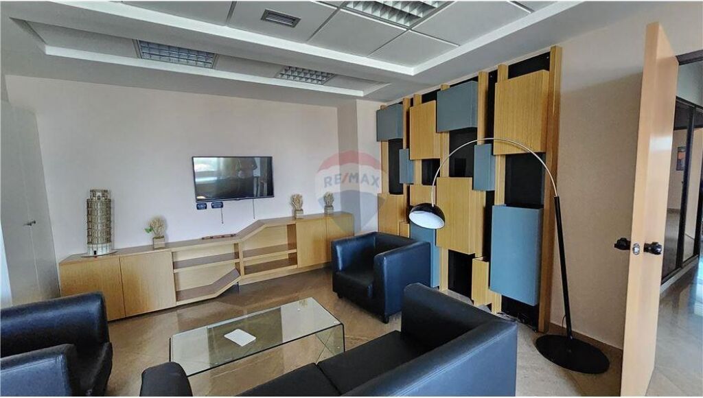 Zyrë - Për Qira - Sheshi Nënë Tereza, Tiranë