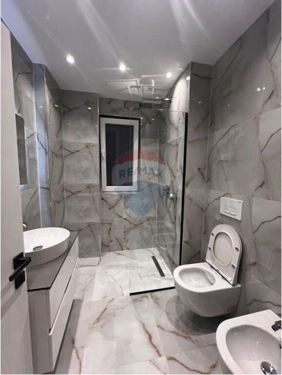 🏡 Jepet me Qira Apartament 3+1+2 – Pazari i Ri