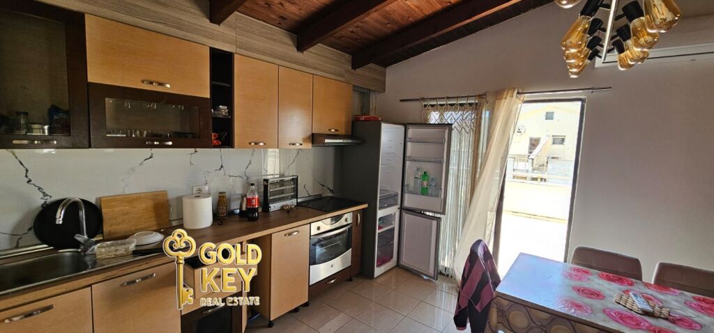 Papafingo con vista mare in vendita diviso in 2 appartamenti 2+1 ciascuno.  2 posti auto
