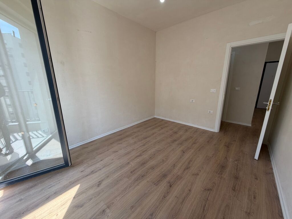 📣 SHITET Apartament 3+1+2 📍 Komuna e Parisit ✨   🏢 Ndertim i Ri  🪜 Kati 4 (Me Ashensor)  📐 Siperfaqe Totale 124.8 m2  ▪️ 2 Tualete  ▪️ Depo  ▪️ Ballkon   💶 Cmimi 400.000 Euro