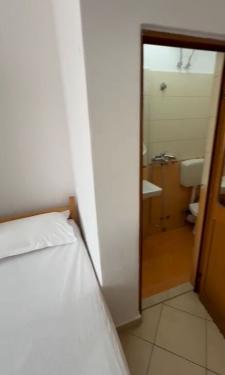 Monolocale in affitto, 5 Maji