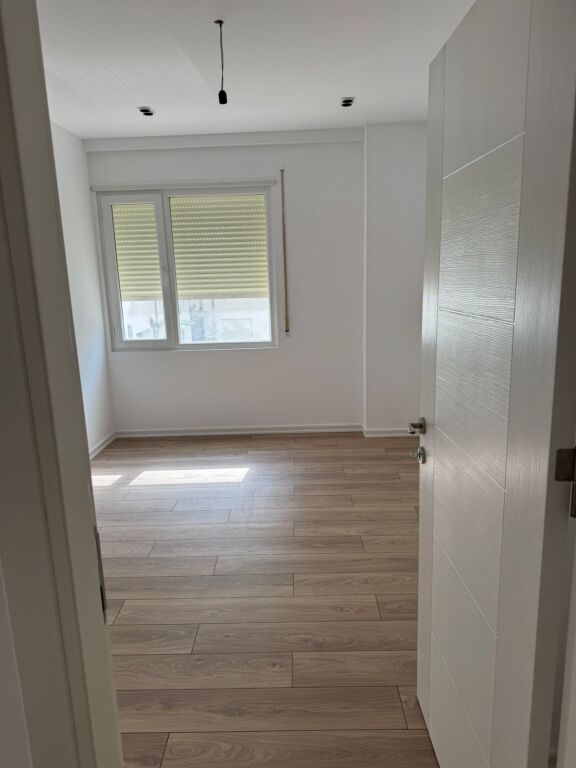 Shitet 2+1 pran hotel Gaxherrit Qsarak