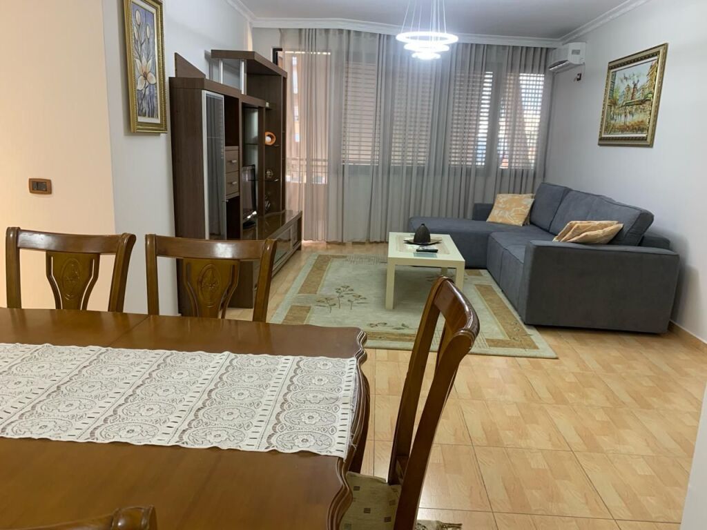 AFFITTASI APPARTAMENTO 2+1+2 AL 21 DHJETORI 800 EURO