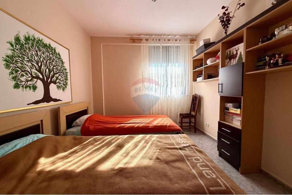 Apartament - Për Shitje - Rruga Ali Demi, Tiranë