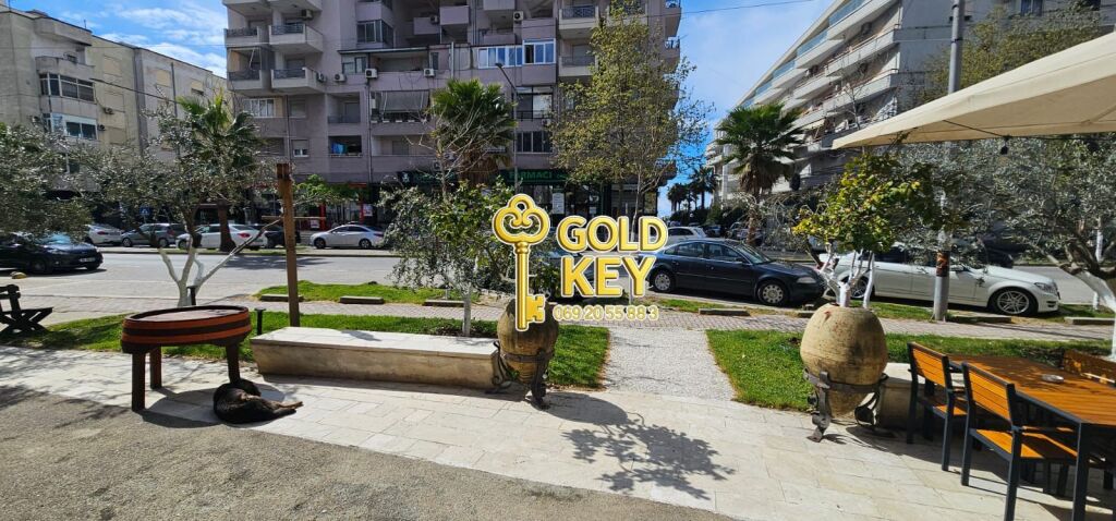 Ambjent Biznesi me Qer Kali Troies -Plazh