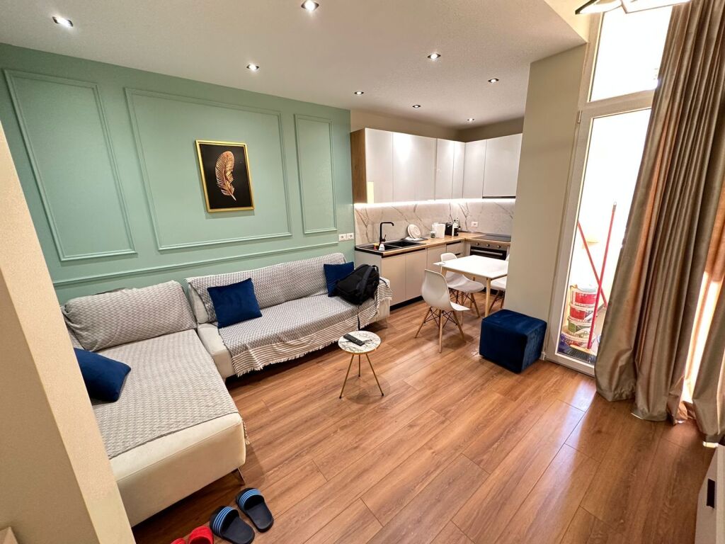 ✨Jepet super apartament me qera 1+1  📐55m2 neto dhe e sapo investuar.  🛋️Hyrja disponon mobilim te kompletuar dhe ka te gjitha sendet e nevojshme. Nuk mungon asgje dhe eshte gati per bamim. 🏬Ndodhet ne pallat te ri me ashensor  🧗🏻kati i 7 (jo i fundit)  📍Adresa: rruga mine peza  💶Cmimi 58000 leke i padiskutueshem!