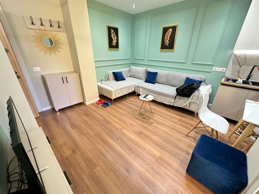 ✨Jepet super apartament me qera 1+1  📐55m2 neto dhe e sapo investuar.  🛋️Hyrja disponon mobilim te kompletuar dhe ka te gjitha sendet e nevojshme. Nuk mungon asgje dhe eshte gati per bamim. 🏬Ndodhet ne pallat te ri me ashensor  🧗🏻kati i 7 (jo i fundit)  📍Adresa: rruga mine peza  💶Cmimi 58000 leke i padiskutueshem!