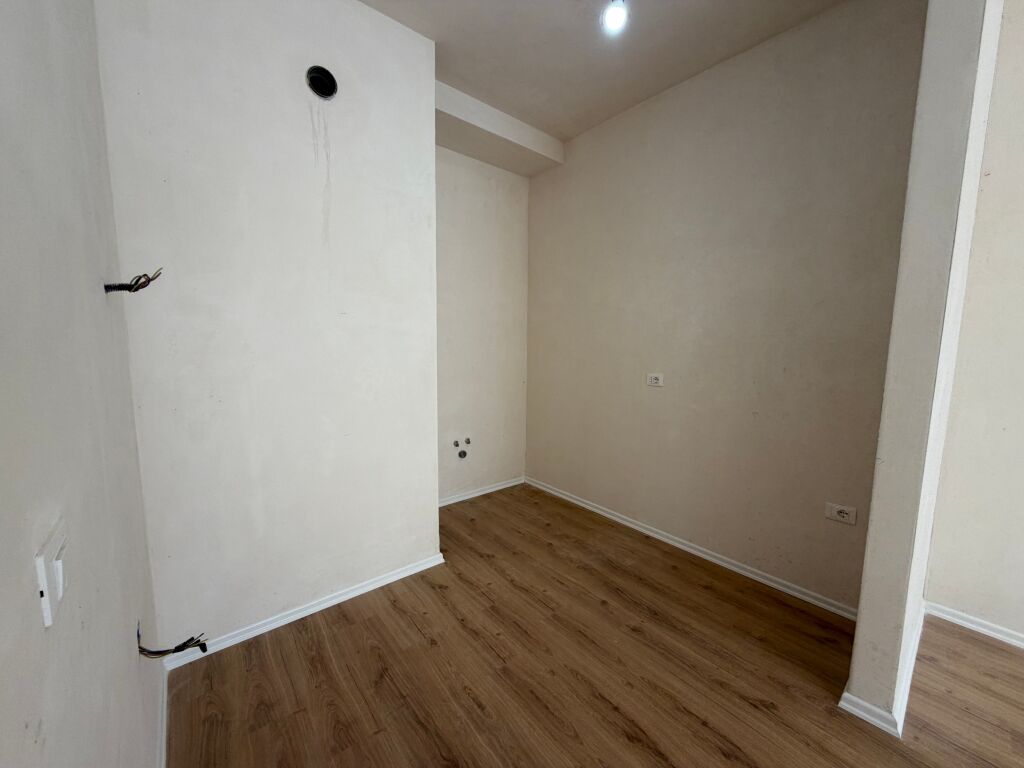 📣 SHITET Apartament 3+1+2 📍 Komuna e Parisit ✨   🏢 Ndertim i Ri  🪜 Kati 4 (Me Ashensor)  📐 Siperfaqe Totale 124.8 m2  ▪️ 2 Tualete  ▪️ Depo  ▪️ Ballkon   💶 Cmimi 400.000 Euro