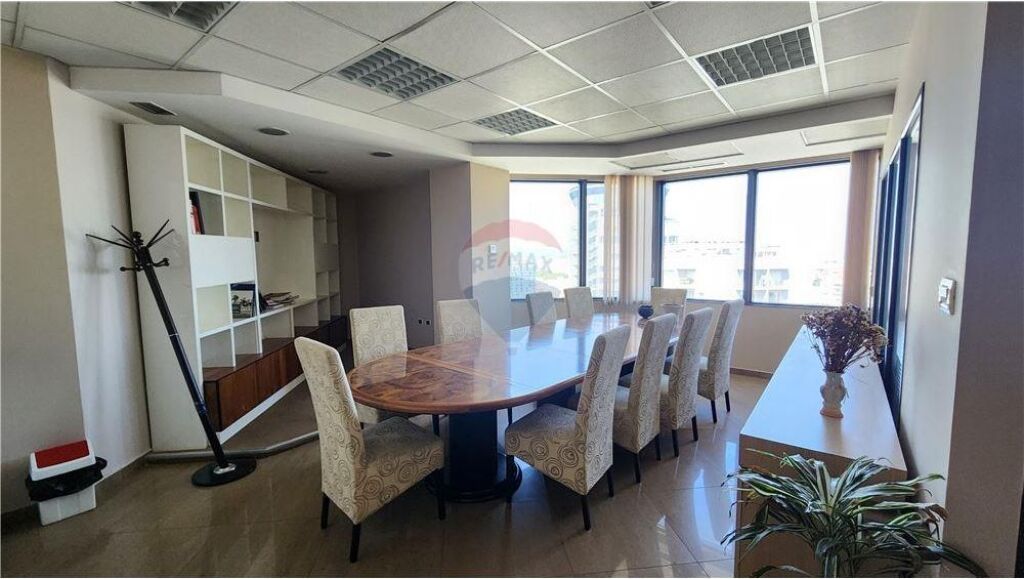 Zyrë - Për Qira - Sheshi Nënë Tereza, Tiranë