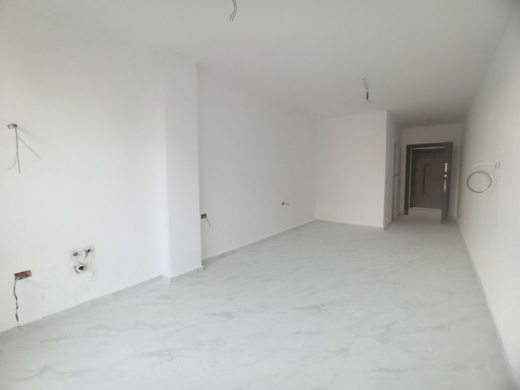 Shitet Studio në Golem 300m nga deti