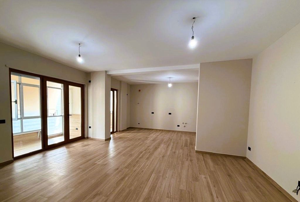 OFFICE FOR RENT 138 M2 IN GARDA, 4 ROOMS + PARKING SPACE