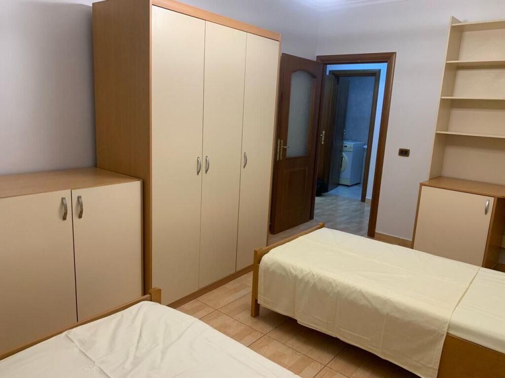 AFFITTASI APPARTAMENTO 2+1+2 AL 21 DHJETORI 800 EURO