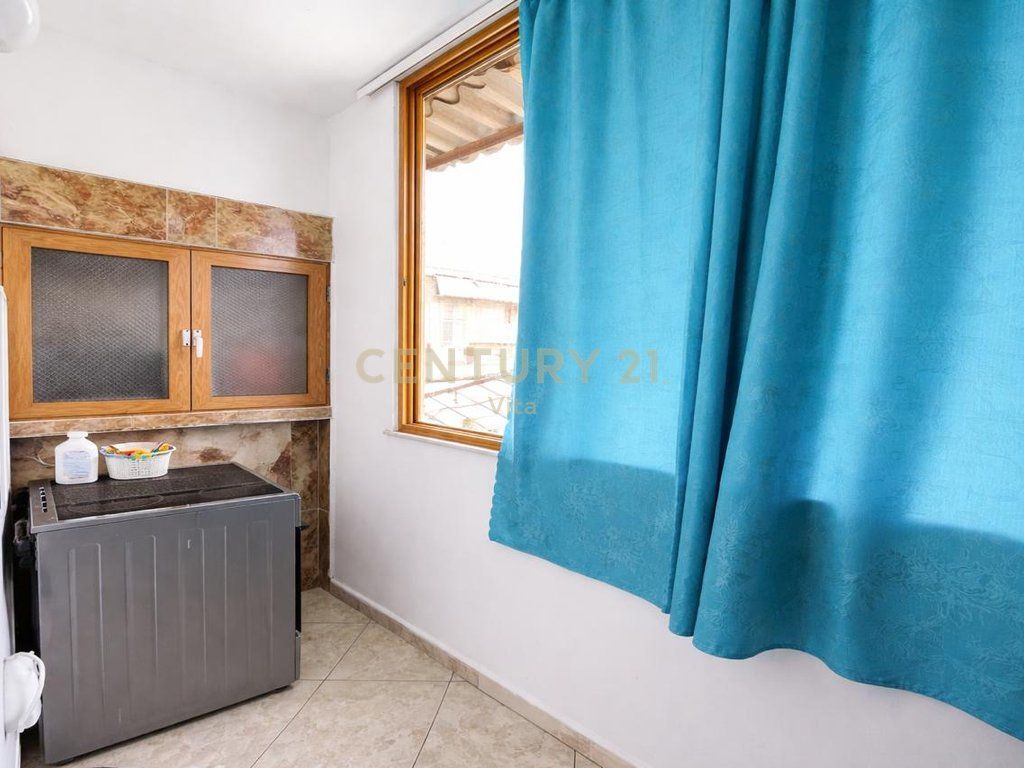 APARTAMENT ME QIRA 2+1 PRANE SPITALIT AMERIKAN , LAGJIA 18 , DURRES !!