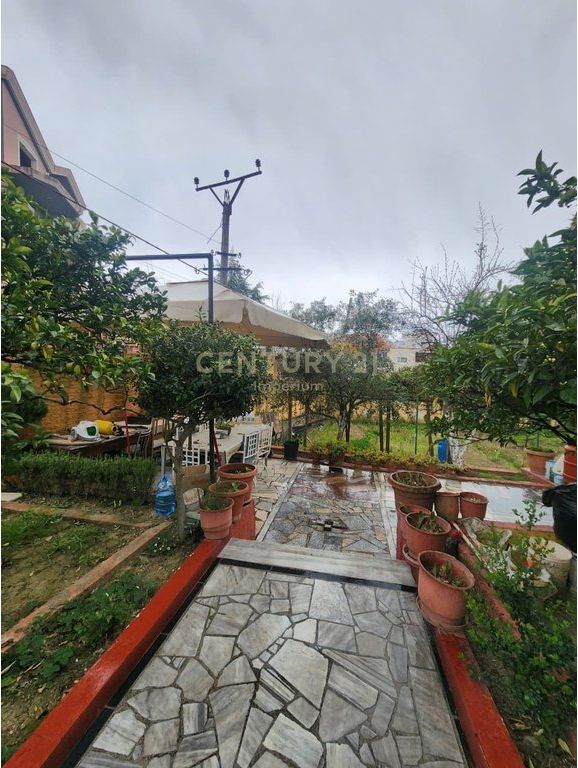 Vilë trekatëshe në zonën e Qytetit Studenti në Tiranë - 640000€ 640,000 €