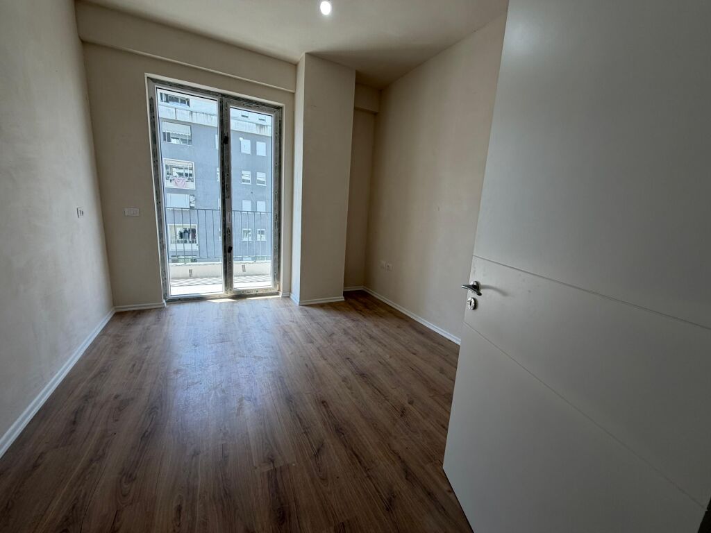 Shitet Apartament 3+1+2 Komuna e Parisit