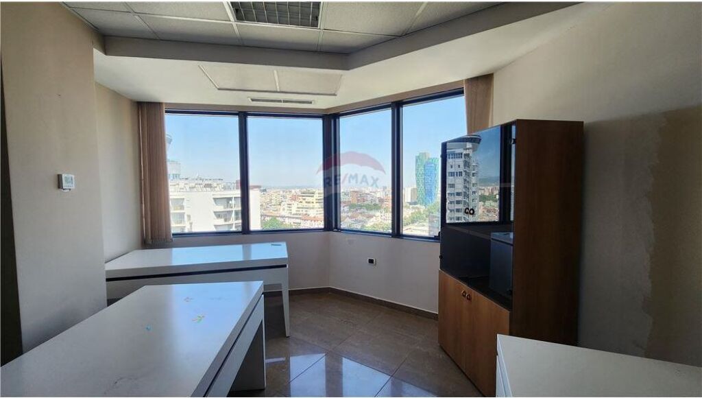 Zyrë - Për Qira - Sheshi Nënë Tereza, Tiranë