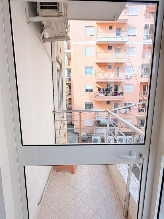 AFFITTASI APPARTAMENTO 1+1 VICINO ALLA STAZIONE DEI TRENI, DURAZZO