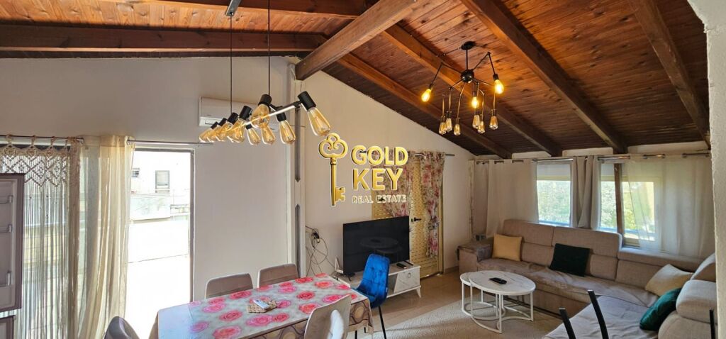 Papafingo con vista mare in vendita diviso in 2 appartamenti 2+1 ciascuno.  2 posti auto
