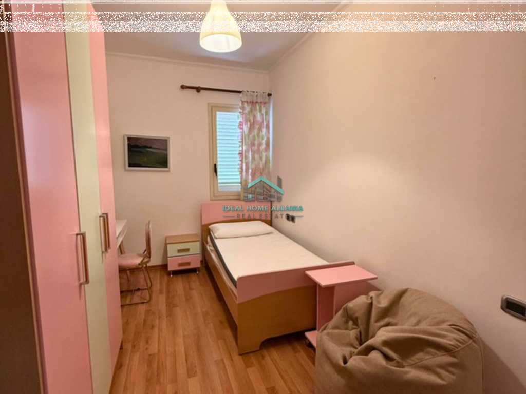 APARTAMENT ME QERA – PRANË KISHËS ORTODOKSE, VLORË